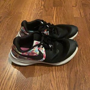 Kids Nike shoes size 5Y in used condition and right shoe